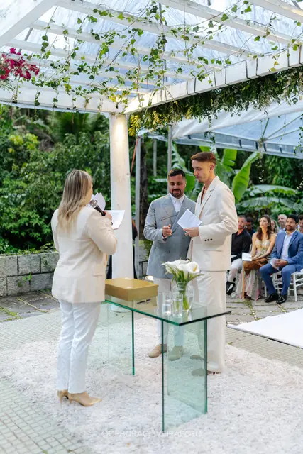 Cerimônia ao ar livre do casamento na Villa Cecília Rio