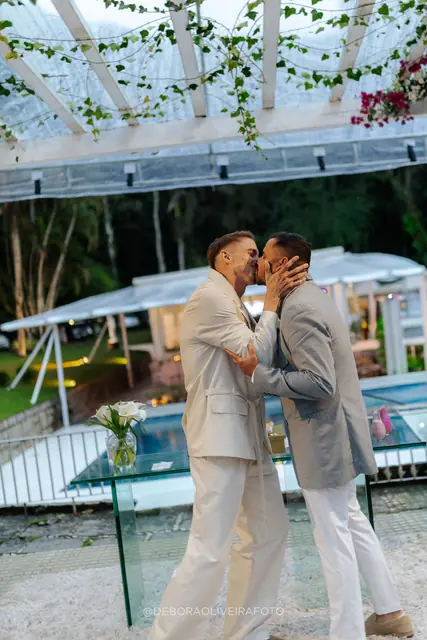 Cerimônia ao ar livre do casamento na Villa Cecília Rio