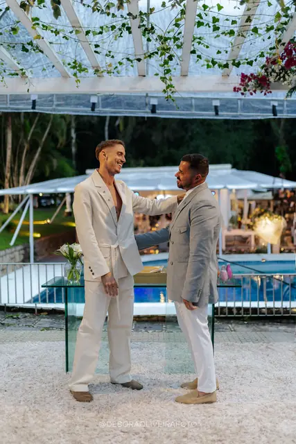 Cerimônia ao ar livre do casamento na Villa Cecília Rio