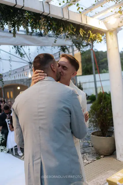 Cerimônia ao ar livre do casamento na Villa Cecília Rio