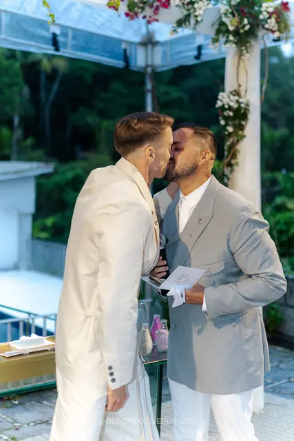 Cerimônia ao ar livre do casamento na Villa Cecília Rio