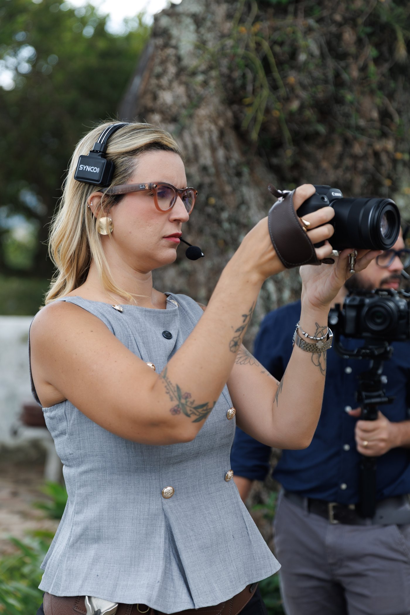 Débora Oliveira fotografando
